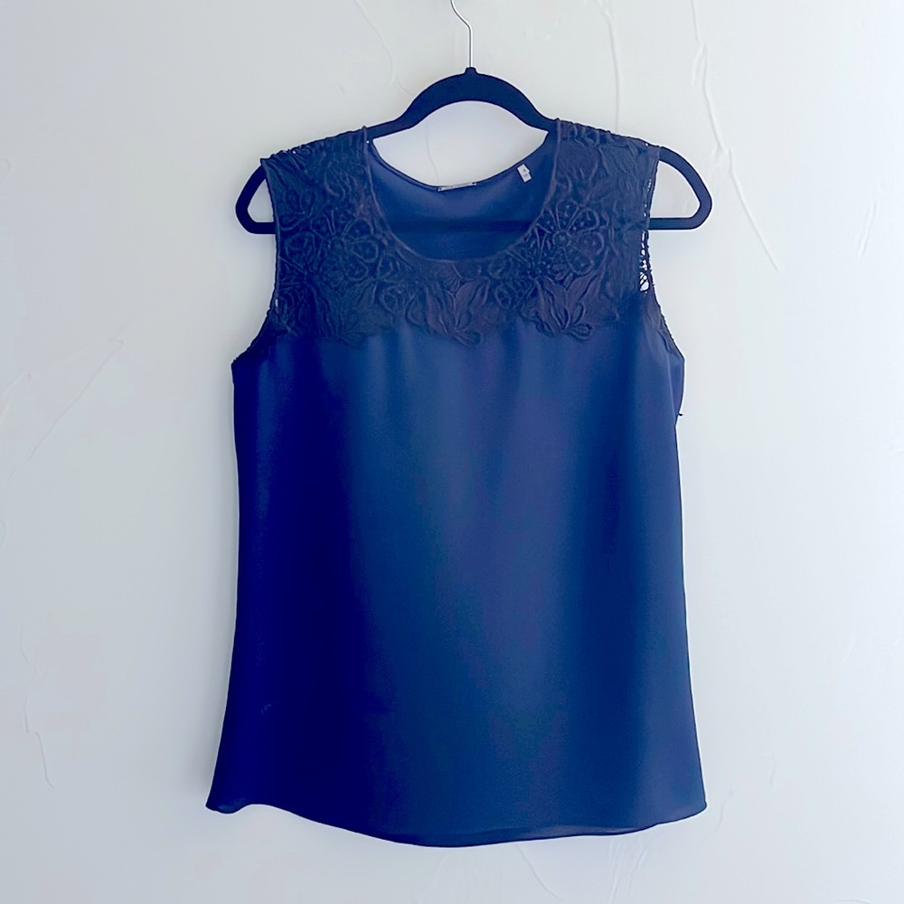 SALE! Elie tahari sleeveless top in navy with black lace, size small